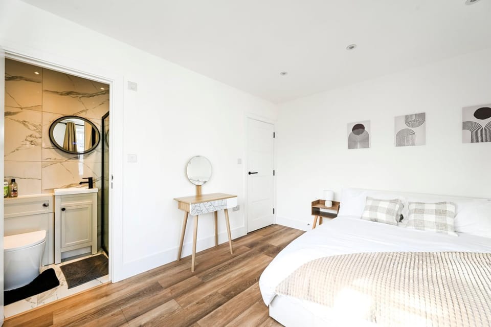 Steps from Hampton Court – Stylish London Retreat Apartment in Molesey