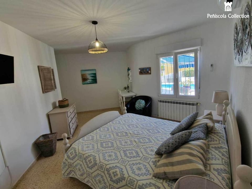 TV and multimedia, Bedroom, Pool view, air conditioner
