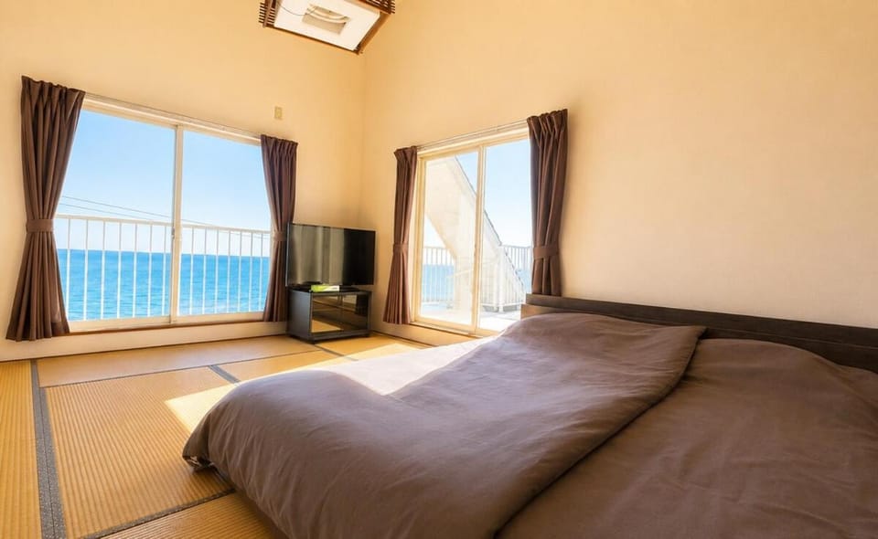 Bed, Natural landscape, TV and multimedia, Photo of the whole room, Bedroom, Sea view