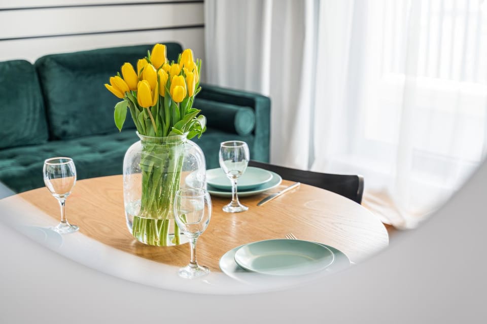 Food and drinks, Seating area, Dining area