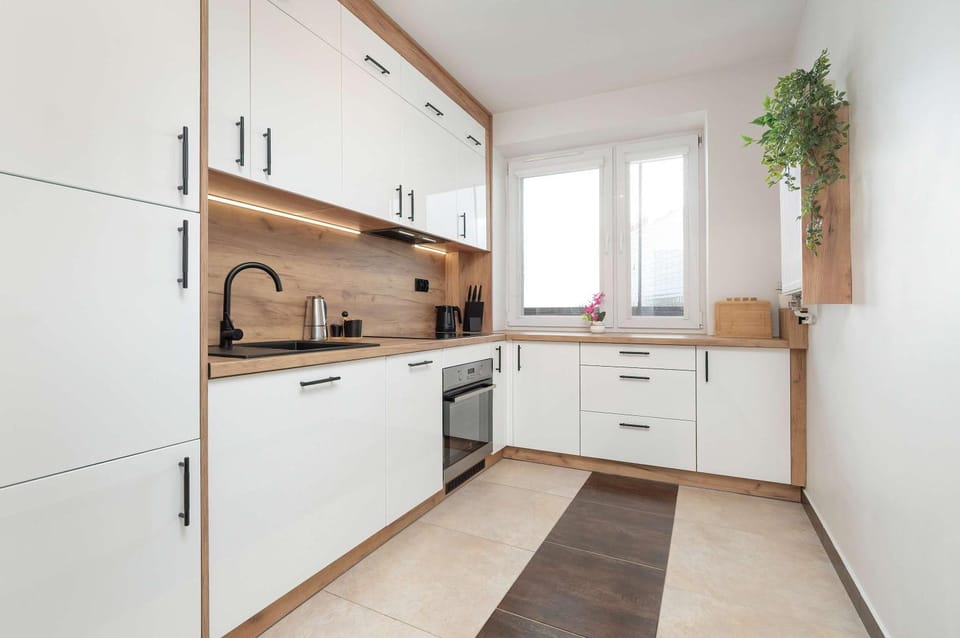 Coffee/tea facilities, Kitchen or kitchenette, stove