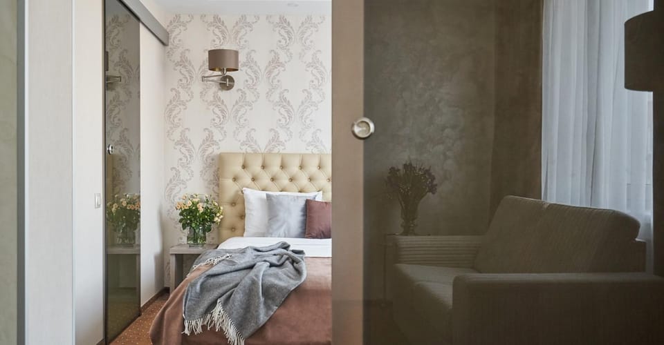 Bed, Living room, Photo of the whole room, Seating area, Bedroom