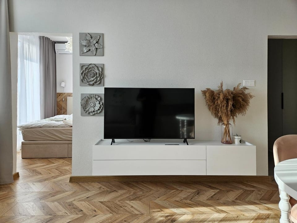 Bed, TV and multimedia, Photo of the whole room, Bedroom