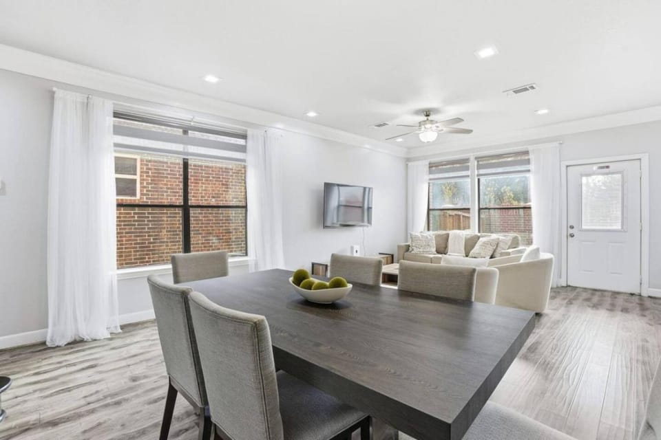 TV and multimedia, Living room, Seating area, Dining area