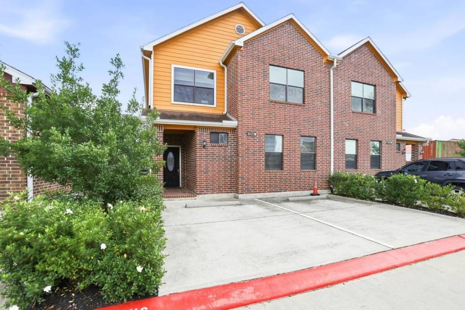 Property building, Facade/entrance, Neighbourhood, Street view, Parking
