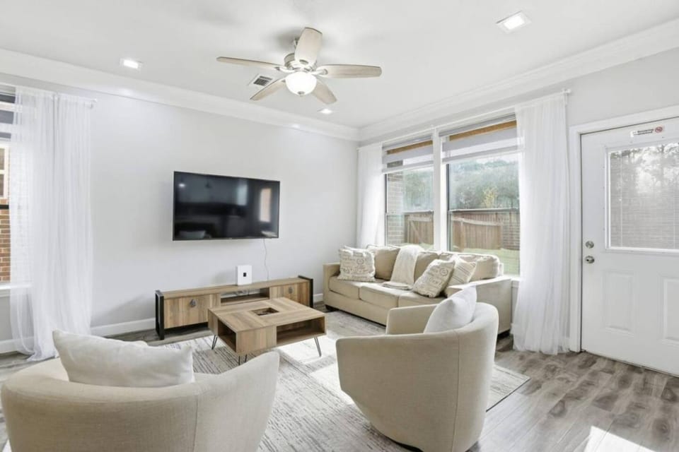 TV and multimedia, Living room, Seating area, Evening entertainment