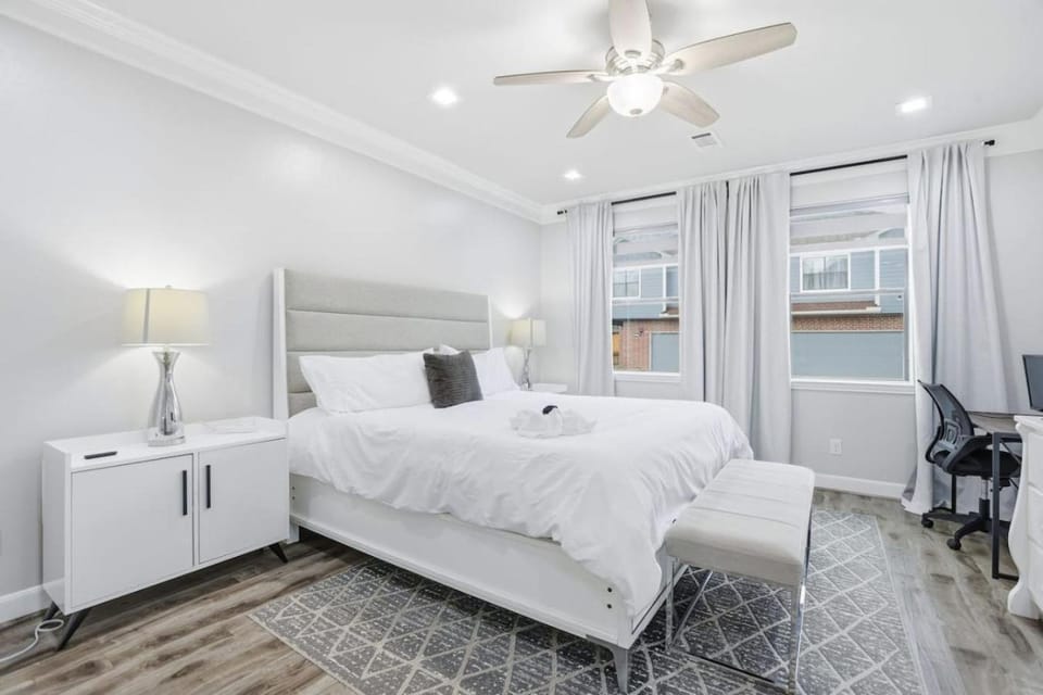 Bed, Photo of the whole room, Seating area, Bedroom, towels