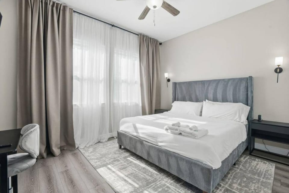 Bed, Photo of the whole room, Bedroom, towels