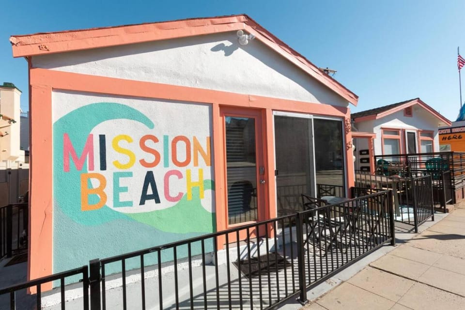 Beachside Bungalow steps from sand House in Mission Beach