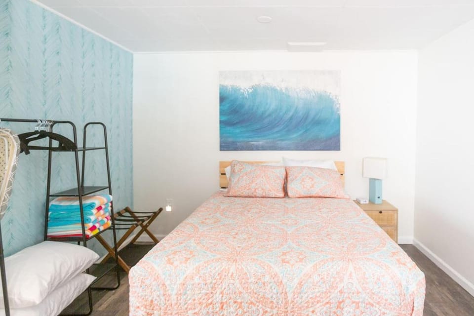 Beachside Bungalow steps from sand House in Mission Beach