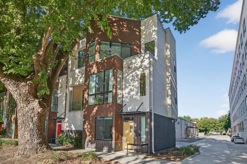 Property building, Street view