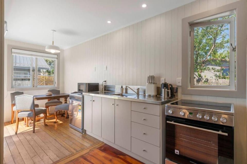 Wych Hazel - cute 2 bedroom cottage, cental Taupo House in Taupo