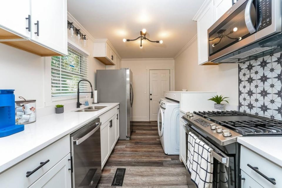 East Lake Escape House in Candler-McAfee