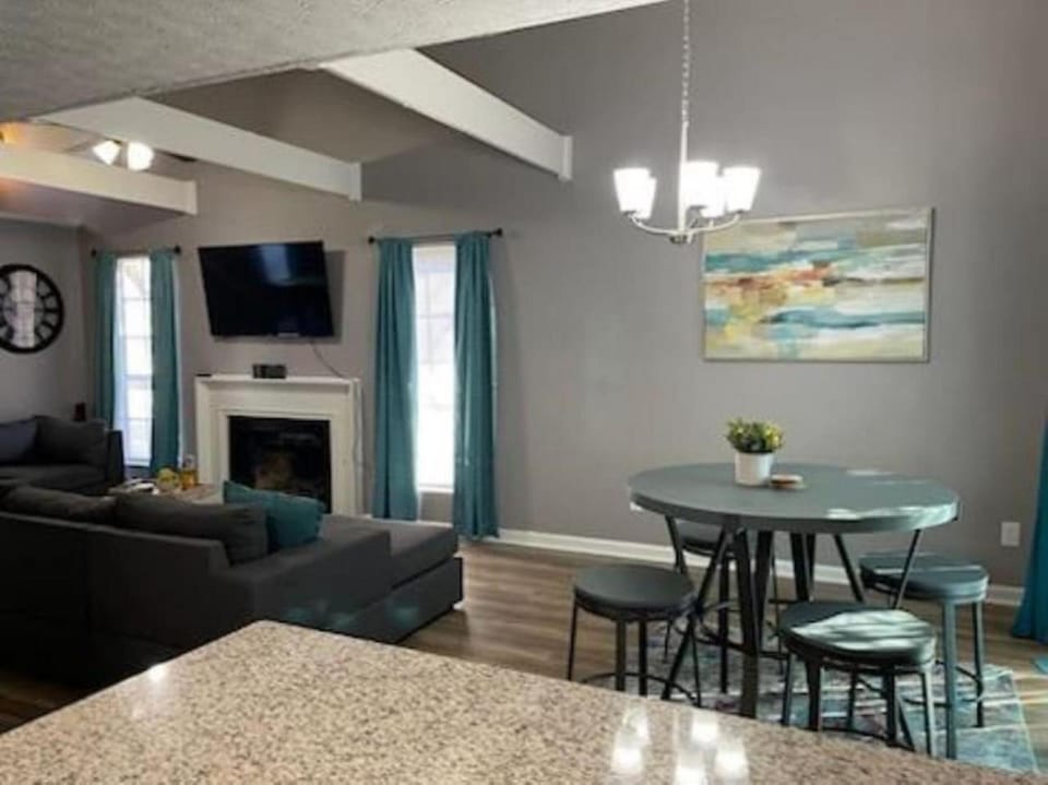 Stone Mountain Home, SmartTV All Rooms, Pool Table House in Tucker