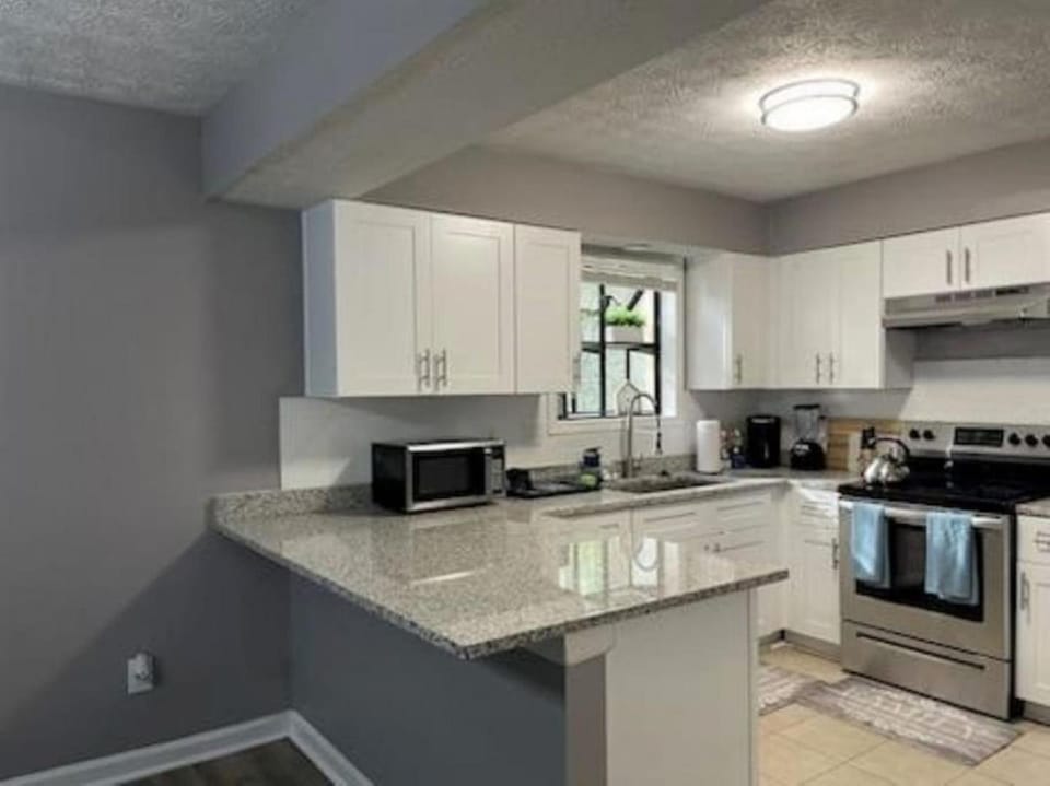 Stone Mountain Home, SmartTV All Rooms, Pool Table House in Tucker