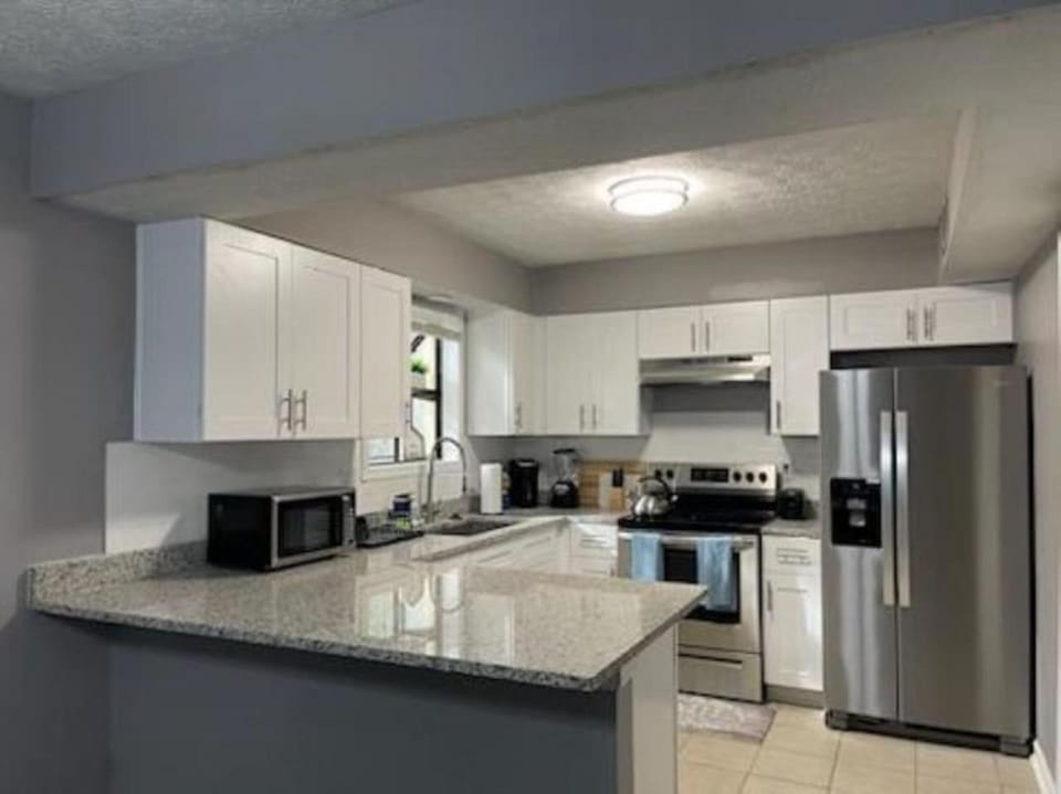 Stone Mountain Home, SmartTV All Rooms, Pool Table House in Tucker