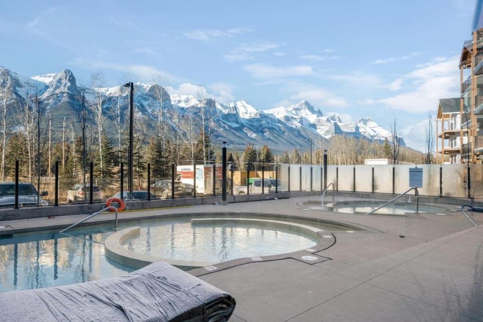 Charming Mountain Escape 1BR with Patio Near Banff House in Canmore