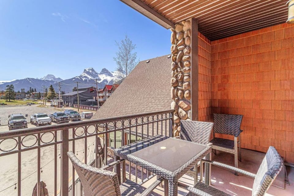 2BR Serene Getaway w/ Private Patio | Hot Tub+Pool House in Canmore