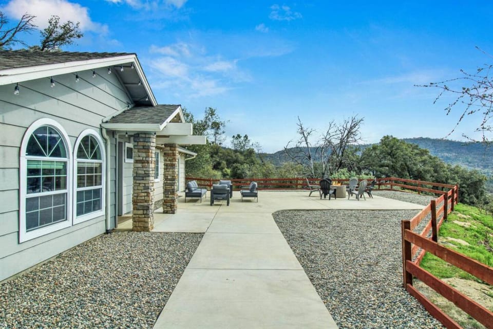 Property building, Patio, Day, Natural landscape, Mountain view