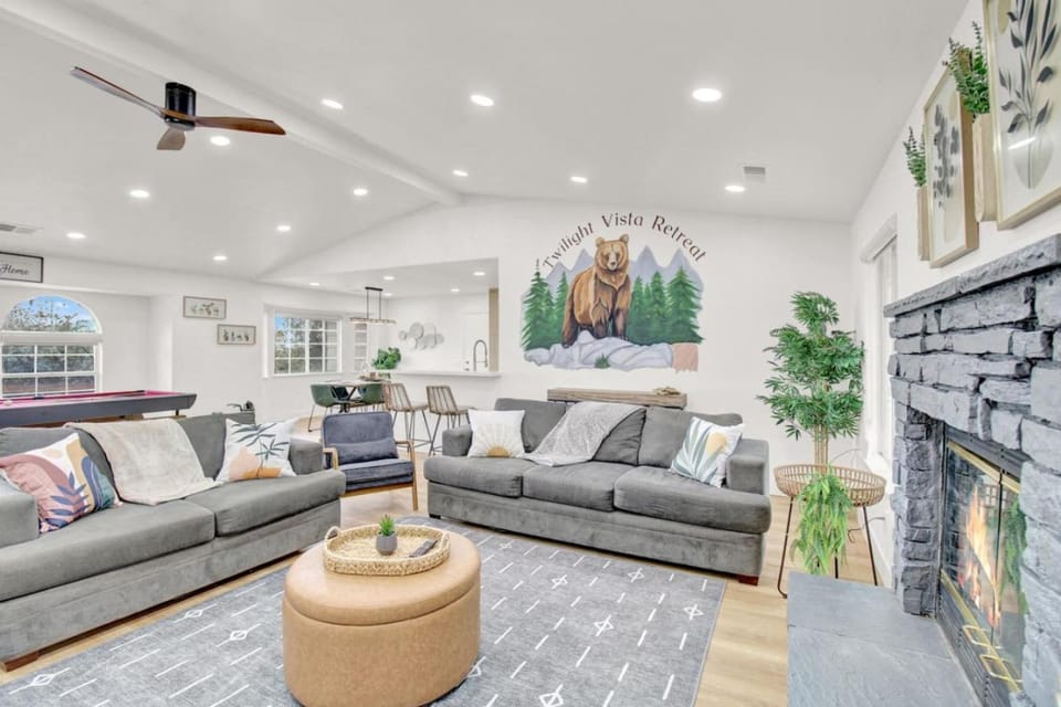 TV and multimedia, Living room, Seating area, fireplace