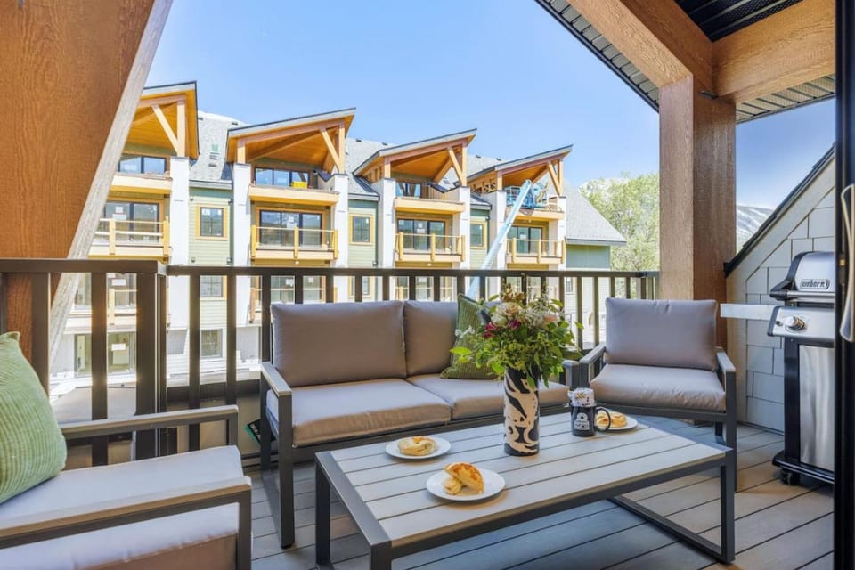 4BR Getaway w MTN View Balcony Near DT and Banff House in Canmore