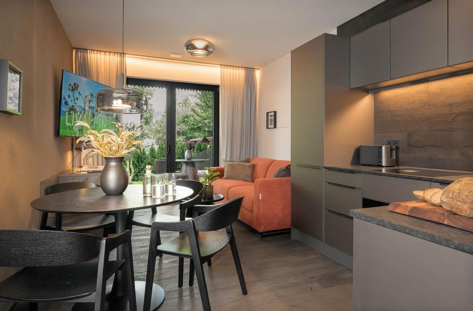 TV and multimedia, Kitchen or kitchenette, Living room, Dining area, toaster