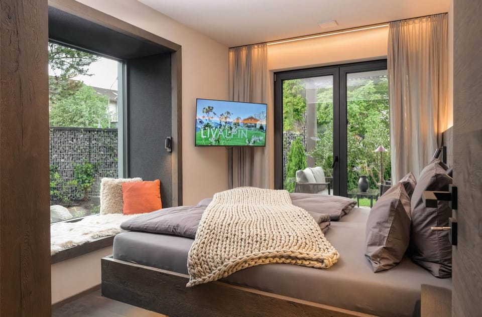 TV and multimedia, Seating area, Bedroom, Garden view