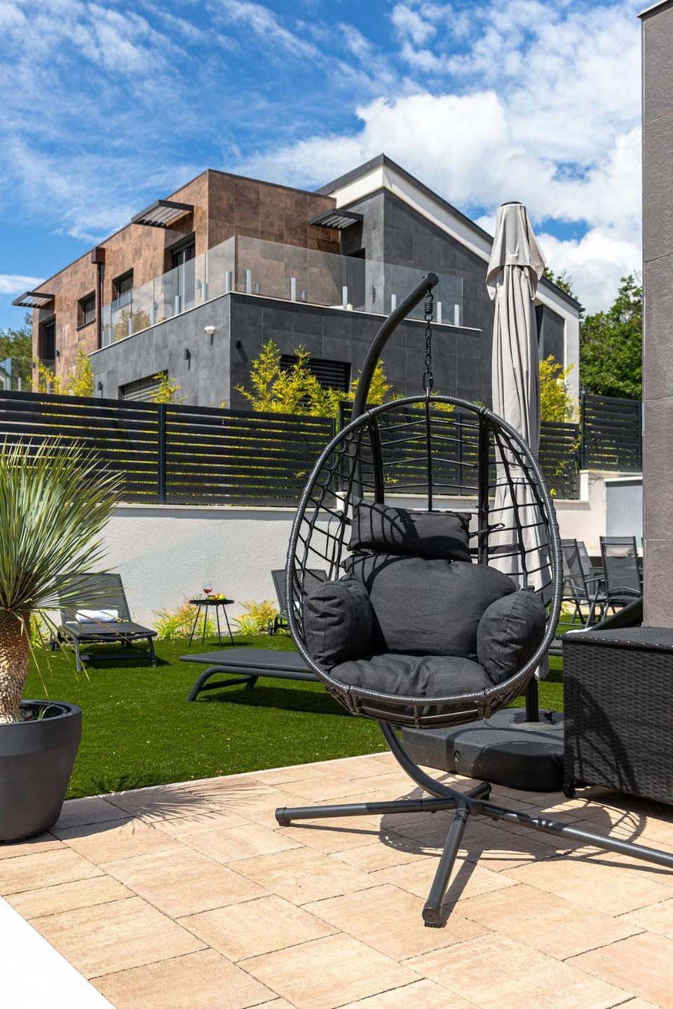 Patio, Spring, Day, Garden, Living room