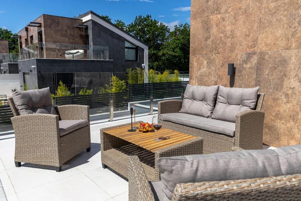 Property building, Day, Balcony/Terrace