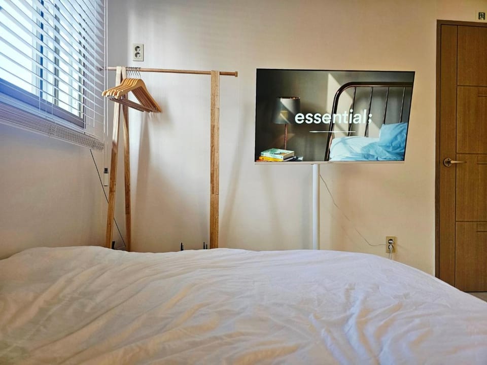 Bed, TV and multimedia, Bedroom, wardrobe