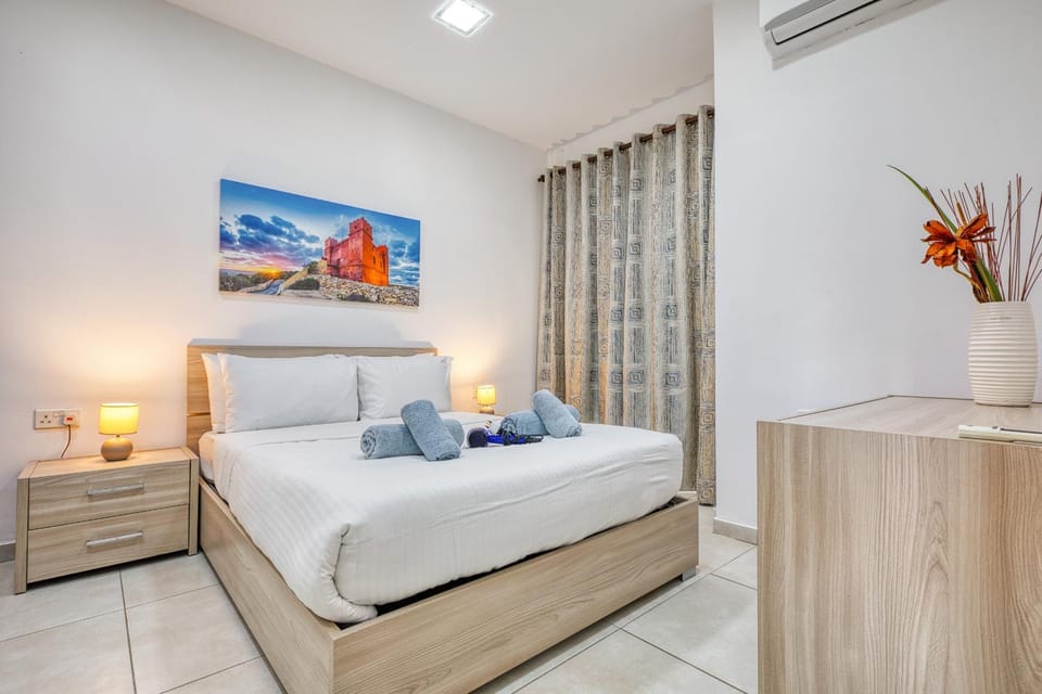 Charming and bright 2 bedroom flat with creek view balcony EMAG1-1 Apartment in Sliema