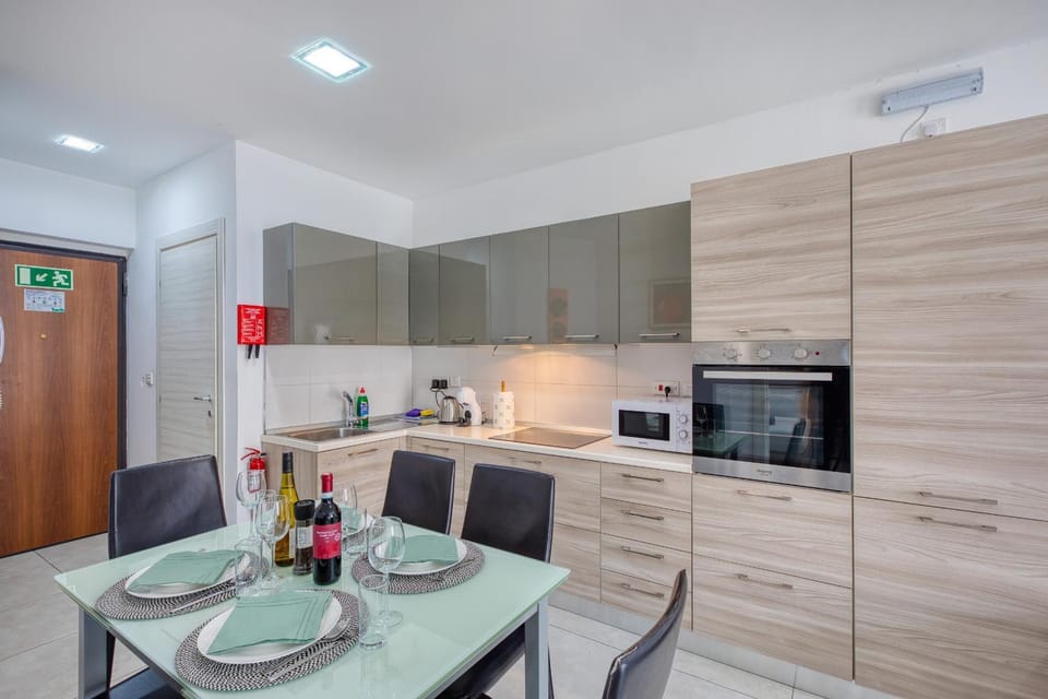 Charming and bright 2 bedroom flat with creek view balcony EMAG1-1 Apartment in Sliema