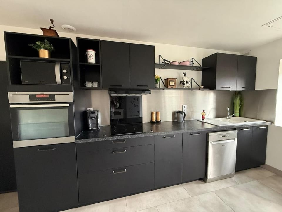 Coffee/tea facilities, dishwasher, microwave, oven, stove