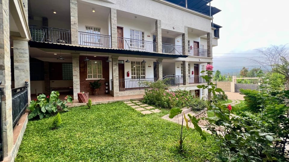 Property building, Day, Natural landscape, Garden, View (from property/room), Balcony/Terrace, Garden view, Mountain view