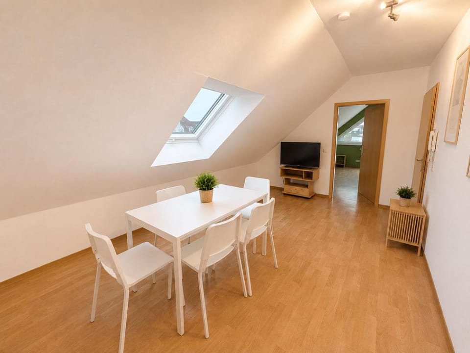 TV and multimedia, Seating area, Dining area