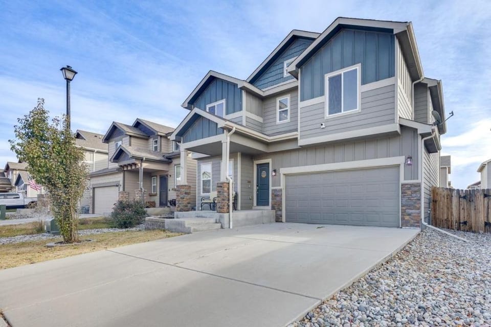 Private Yard • BBQ • Patio • Sleeps 8 • 4BR House in Colorado Springs