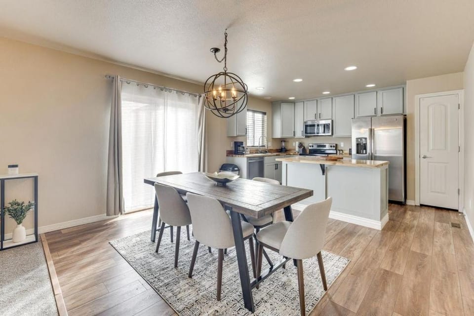 Private Yard • BBQ • Patio • Sleeps 8 • 4BR House in Colorado Springs