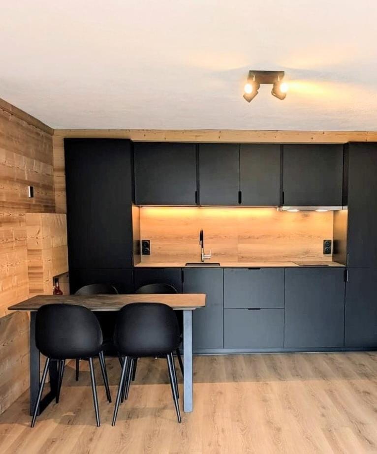 Kitchen or kitchenette, Dining area