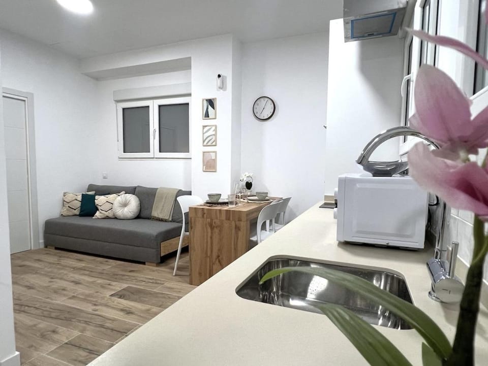 Kitchen or kitchenette, Seating area, Dining area