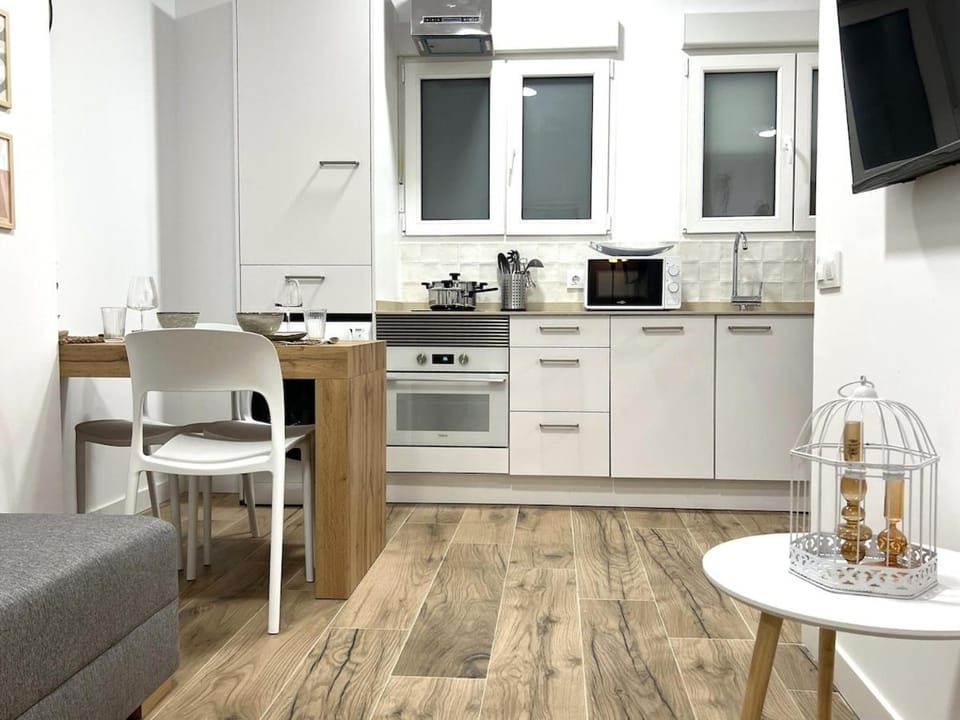 TV and multimedia, Kitchen or kitchenette, Dining area, stove