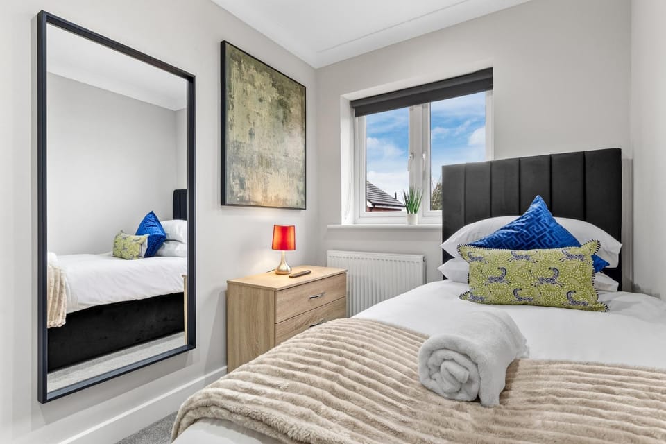 Spacious 5 bed house-Contractors-2 & half baths-Parking House in Southampton