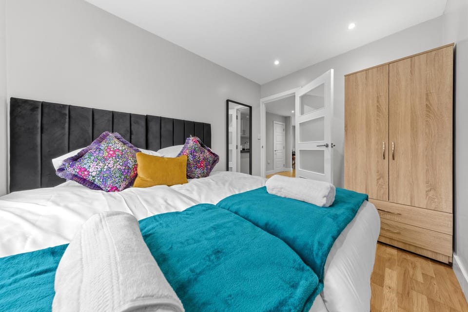 Spacious 5 bed house-Contractors-2 & half baths-Parking House in Southampton