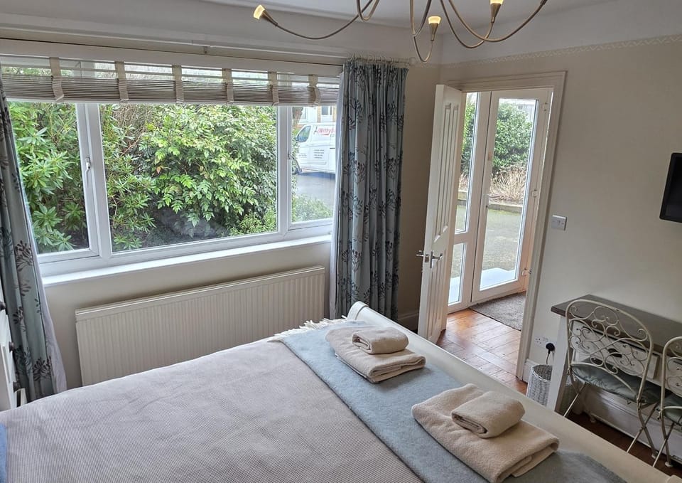 Cosy room, en-suite with kitchenette Bed and Breakfast in Saint Davids