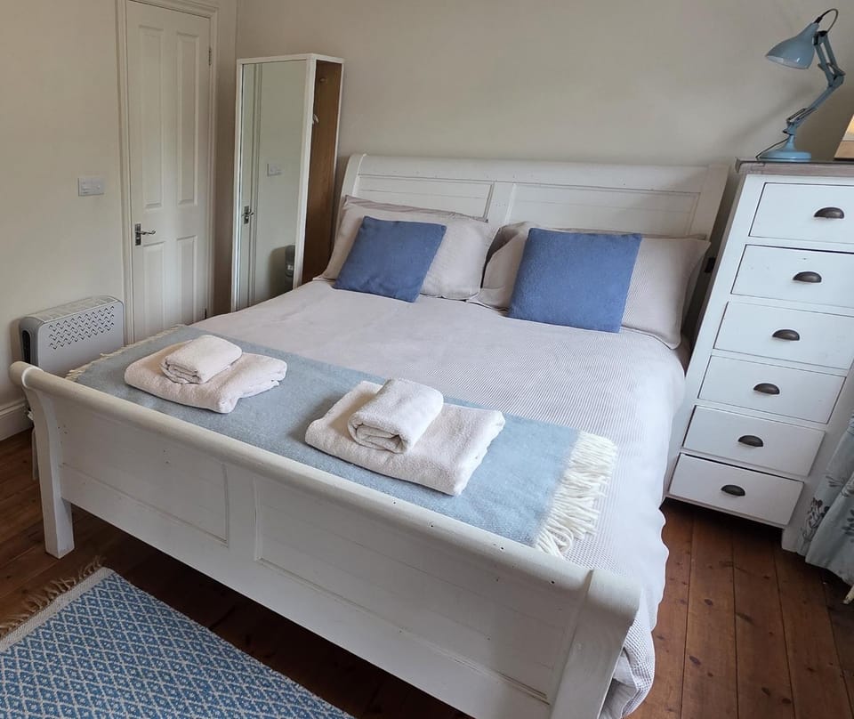 Cosy room, en-suite with kitchenette Bed and Breakfast in Saint Davids
