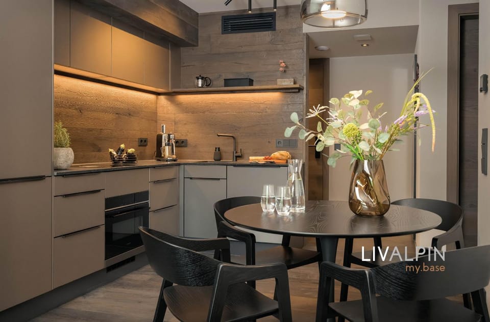Coffee/tea facilities, Dining area, stove, kitchen