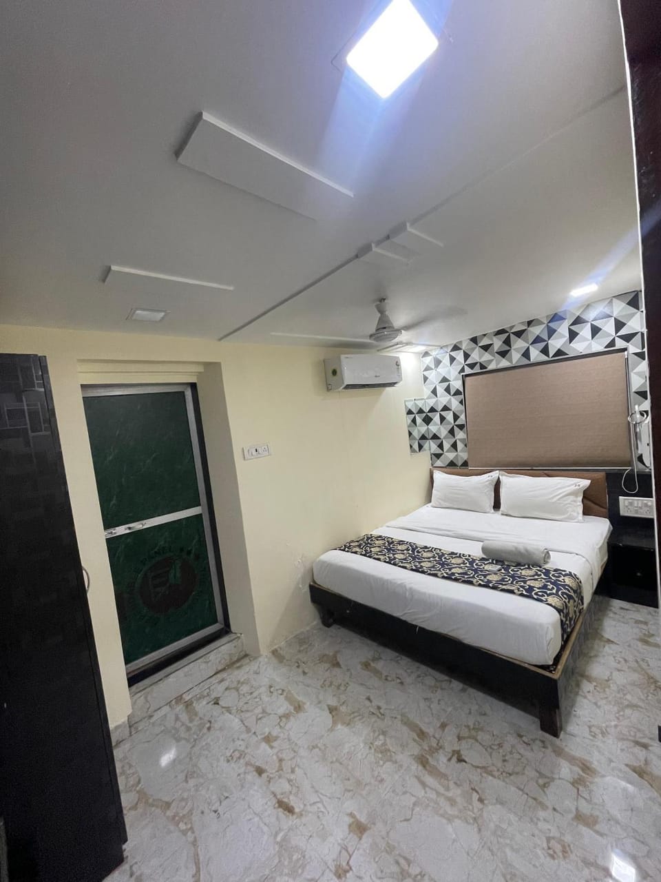 Hotel Vile Parle Executive Near Nanavati Hospital - Mumbai Hotel in Mumbai