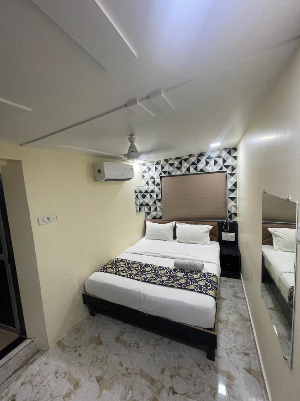 Hotel Vile Parle Executive Near Nanavati Hospital - Mumbai Hotel in Mumbai