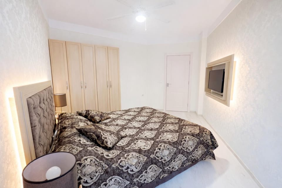 Bed, TV and multimedia, Bedroom, wardrobe