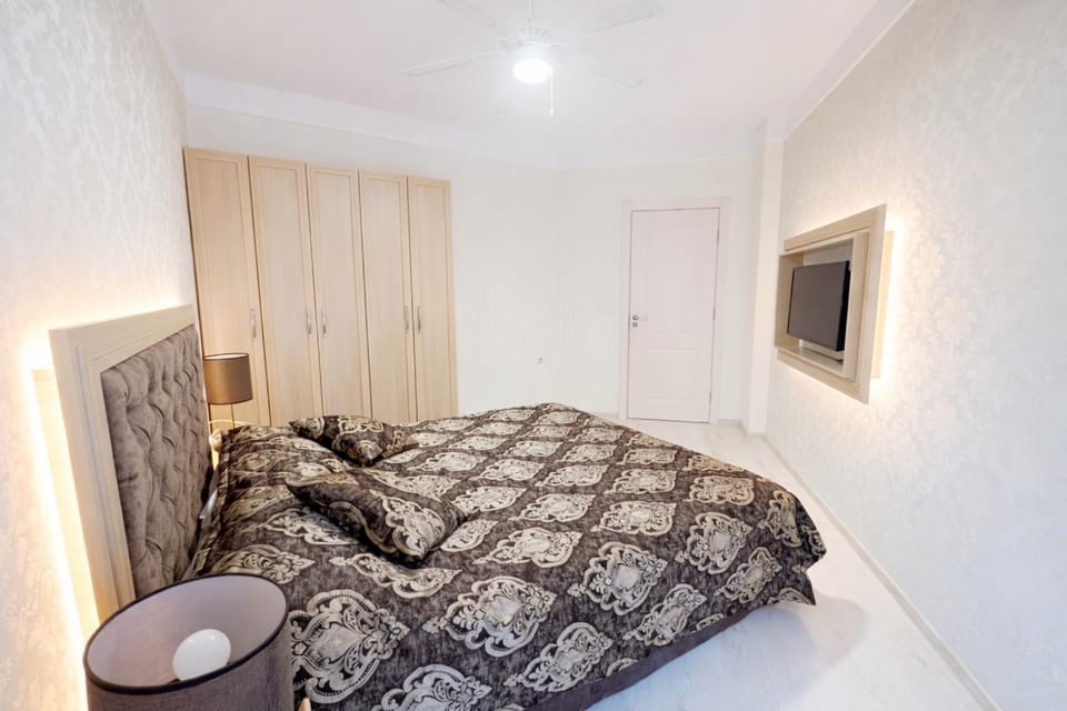 Bed, TV and multimedia, Bedroom, wardrobe