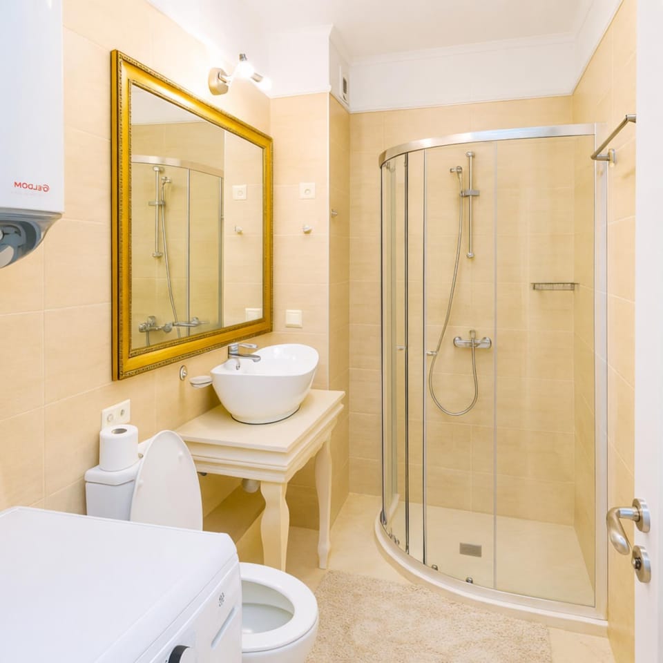 Shower, Toilet